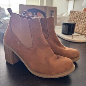 Women's Suede Brown Chelsea Ankle Boots - Classic Block Heel
